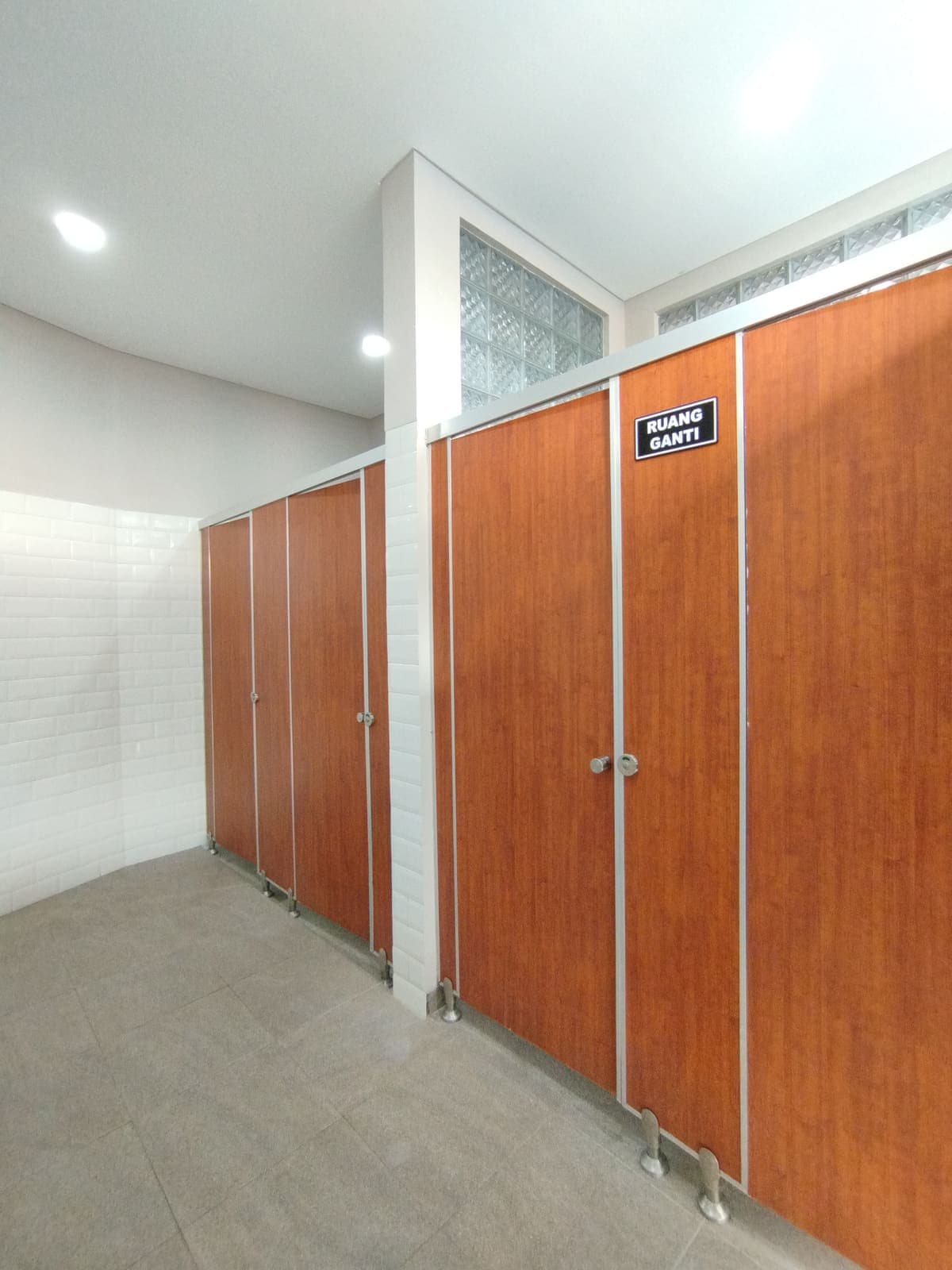 Ruang locker kayu