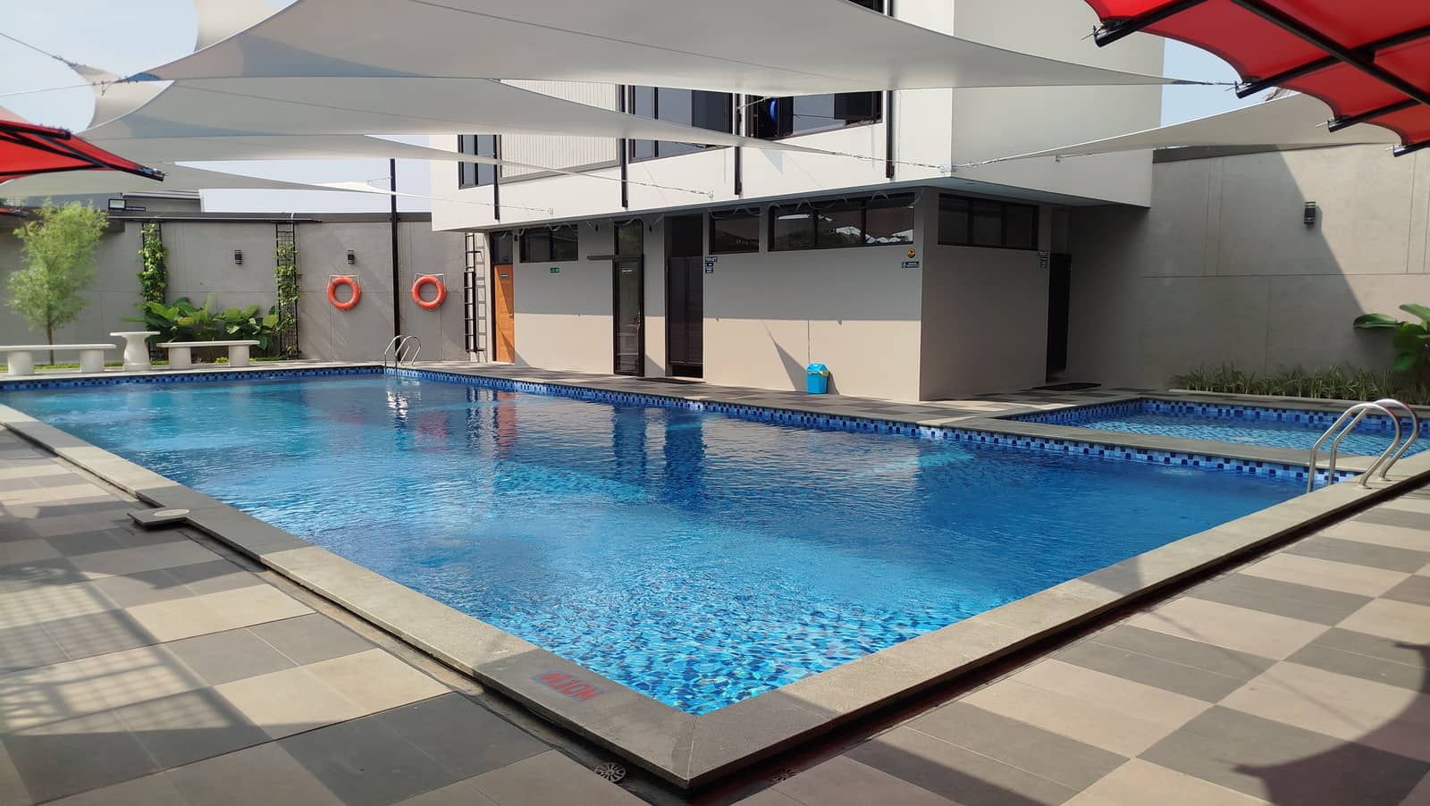 Pool area dengan kanopi sail