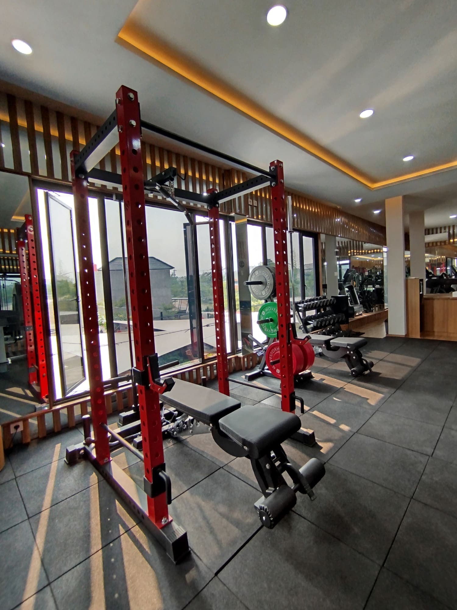 Red power rack dengan weight plates Movestorm di gym Jingga, salah satu fasilitas gym Soreang di Jingga Sport Center