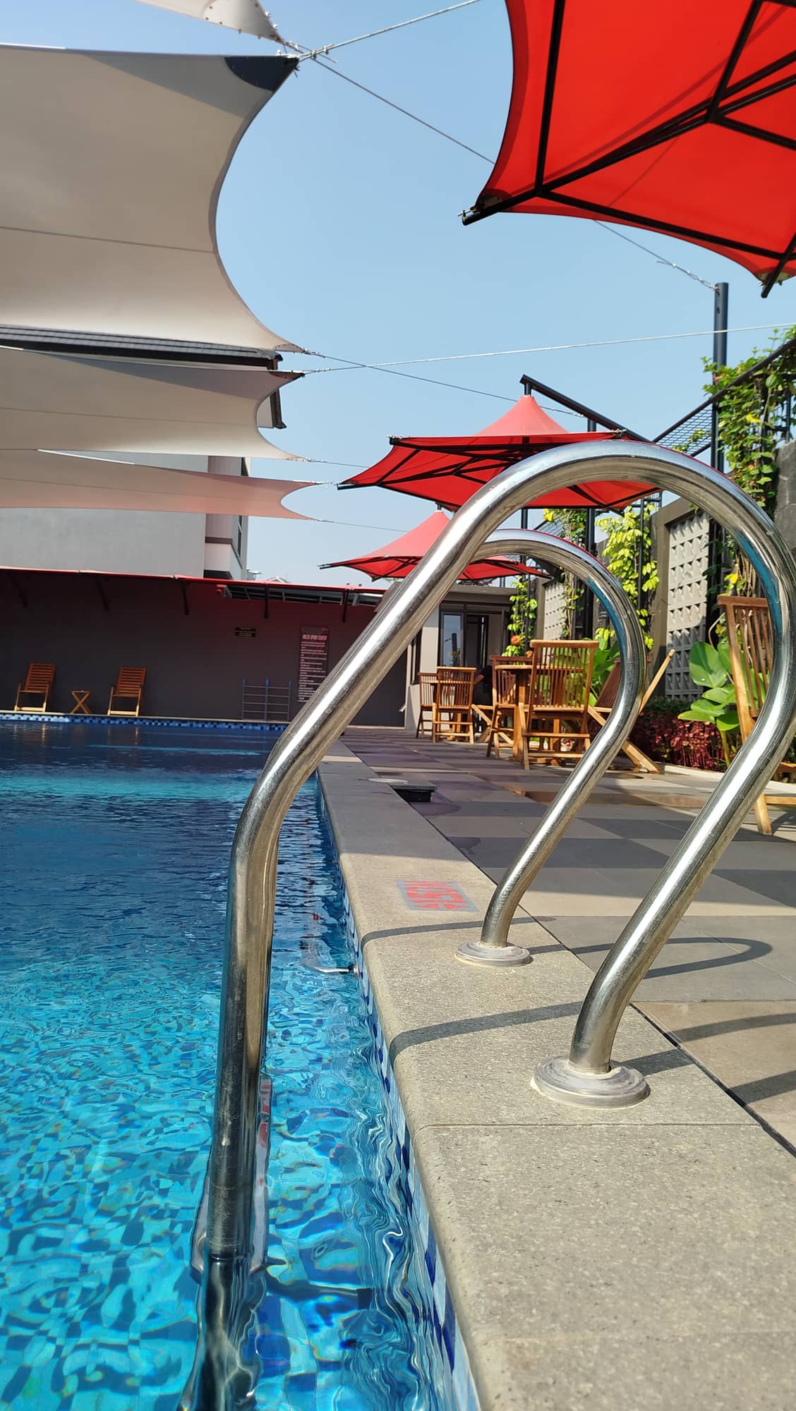 Kolam renang outdoor Jingga Sport Center dengan kanopi sail, kolam renang Soreang untuk keluarga